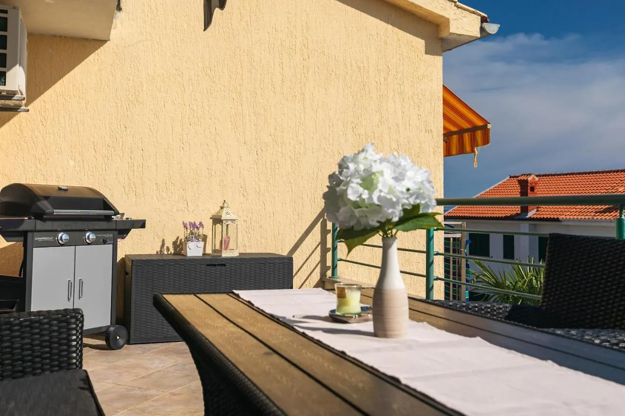 Apartment Amarela With Seaview 크르크
